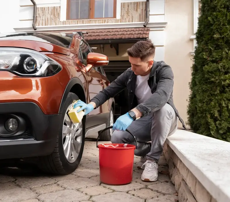 Lavage auto à domicile Saint-Agrève : professionnel intervenant sur un véhicule